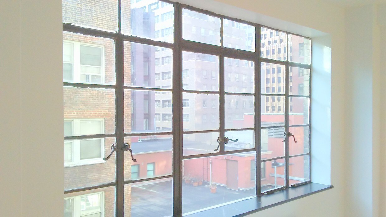 Foto principal - 304 E 44th St