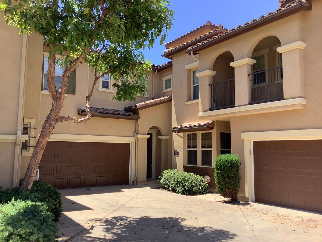 Foto principal - Upgraded 3 Bedroom 2.5 Bath Townhome with ...