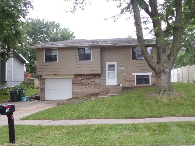 Building Photo - Nice 4 BR Home with Large Fenced Backyard ...