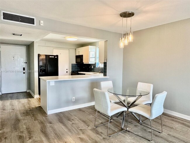 Building Photo - 2320 S Cypress Bend Dr