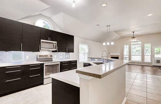 Building Photo - 4-BEDROOM HOME IN LAKESIDE