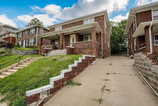 Building Photo - Spacious 3 Bedroom Duplex in the Heart of ...