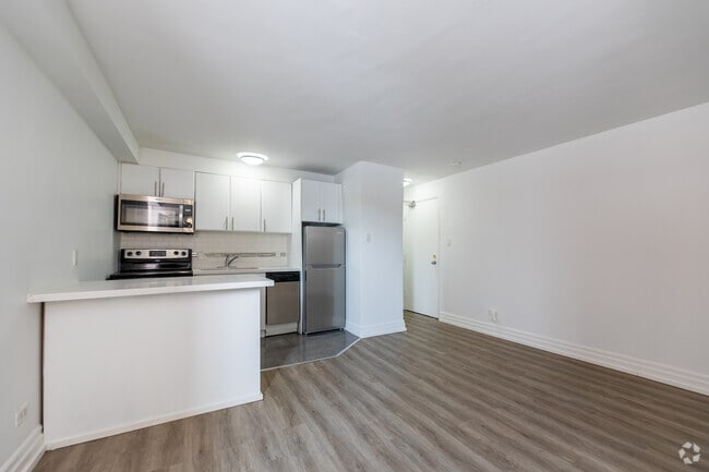 Building Photo - 1065 Eglinton