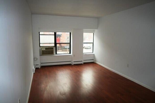 Building Photo - 168 Coles St