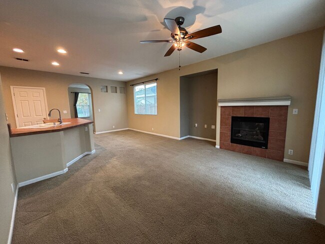 Building Photo - Must See, Beautiful, Warm, Inviting Home