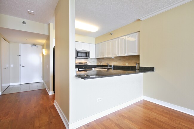 Building Photo - 512 N McClurg Ct
