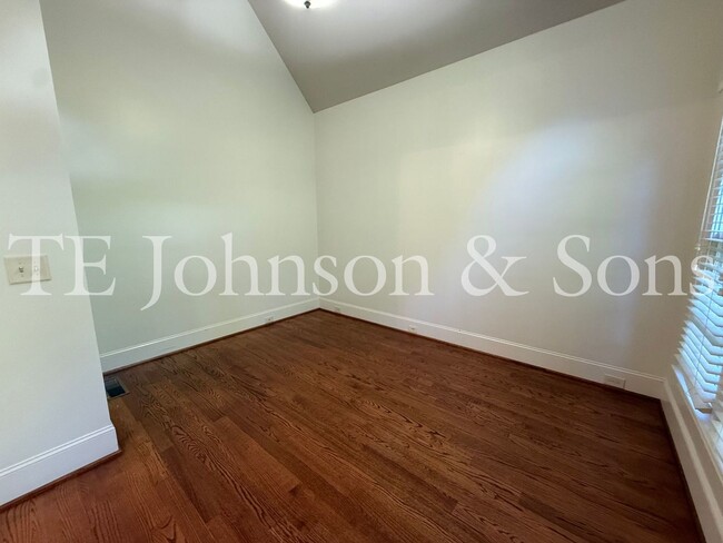 Foto del edificio - 5540 Brookberry Farm Rd