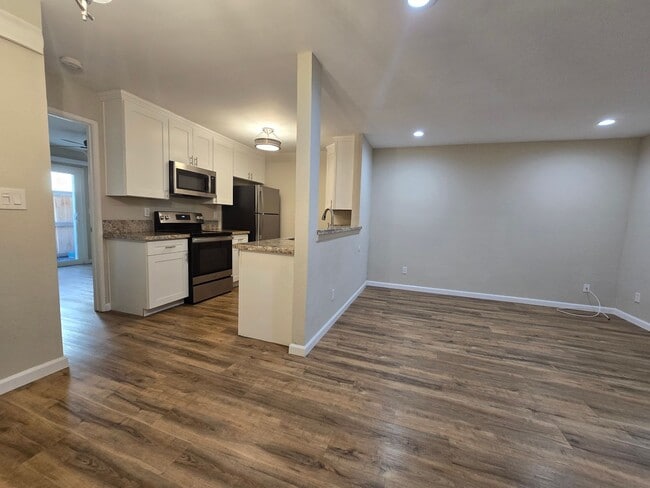 Foto del edificio - Remodeled 2 Bedroom 2 Bath Condo - Normal Heights - Garage & Driveway Parking