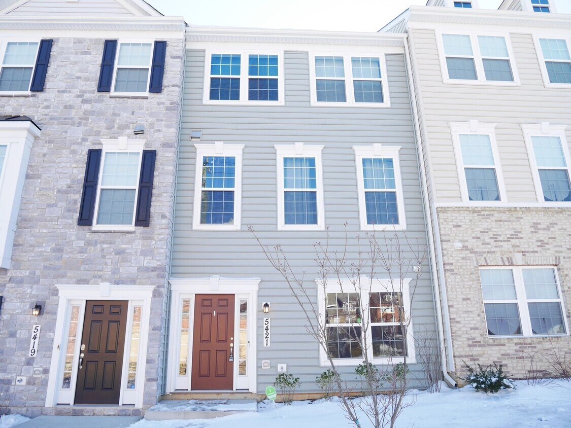 Foto principal - MUST SEE! Three Bedroom & Three and Half B...