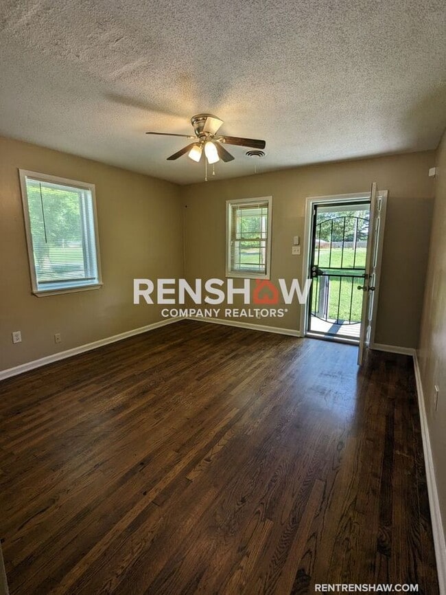 Building Photo - COMPLETELY RENOVATED 3 Bedroom / 1 bath - ...