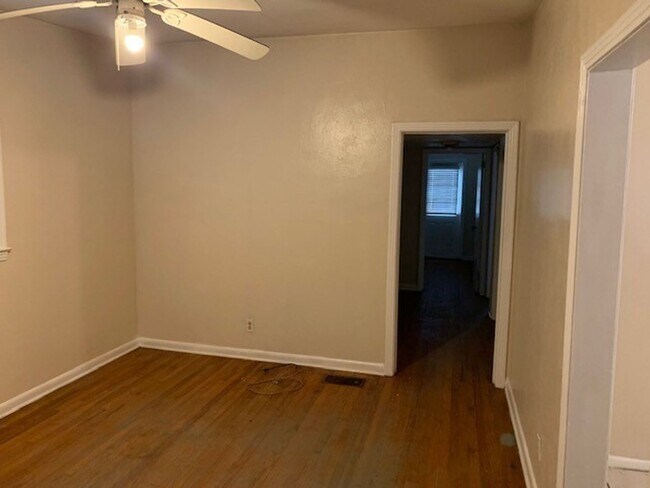 Building Photo - 3 Bedroom House on Kyle St, Available NOW!
