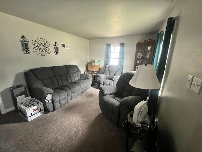 Foto del edificio - 3 bedrooms, 1 bathroom, 2 stall tandem garage