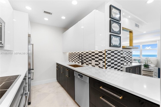 Building Photo - 209 N Fort Lauderdale Beach Blvd