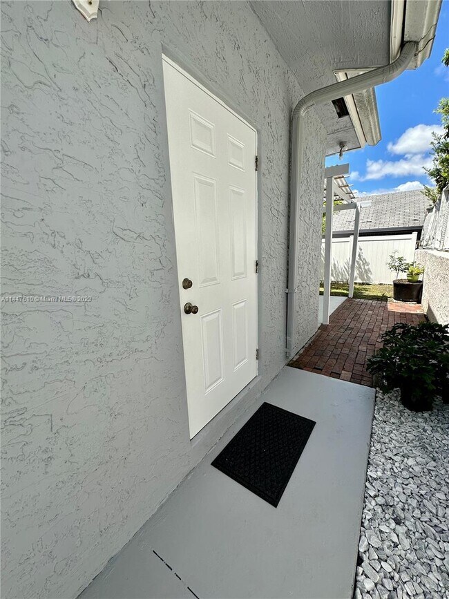 Building Photo - 1220 SW 11th Ave