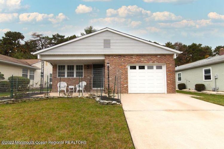 12 Paradise Blvd, Toms River, NJ 08757 Room for Rent in Toms River