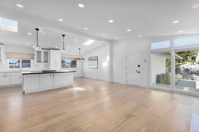 Building Photo - 3200 N Poinsettia Ave