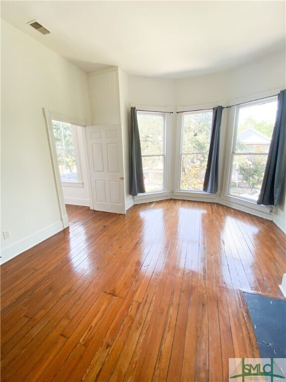 Foto del edificio - 303 E Henry St