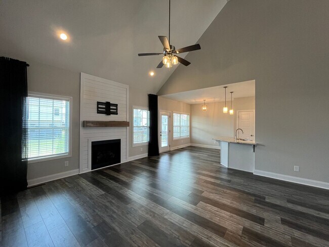 Building Photo - 557 Dexter Dr