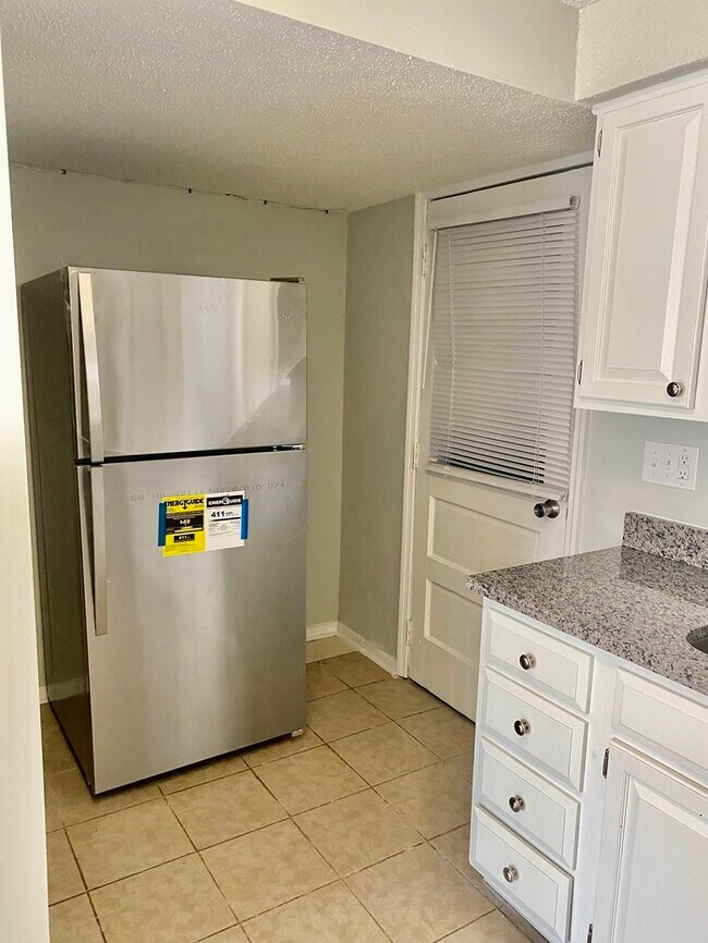 Building Photo - Remodeled East Ridge Townhomes: 2Bed/1.5Ba...