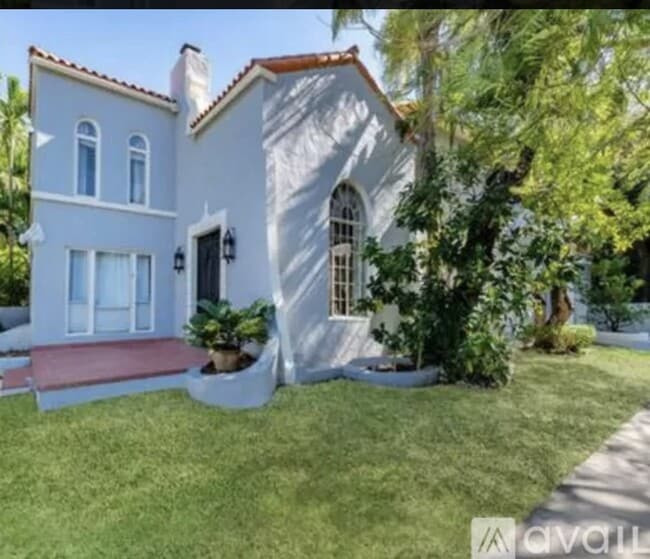 casa delantera - 100 NE 43rd St