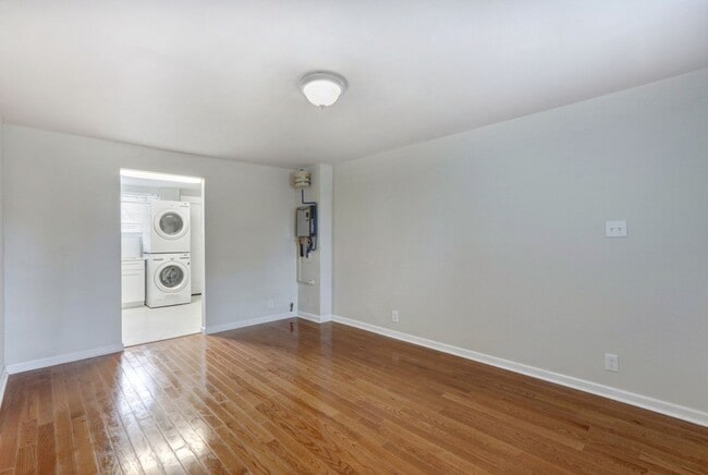 Building Photo - One block from Historic District - Renovat...
