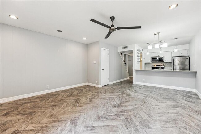 Building Photo - 6501 E Hill Dr