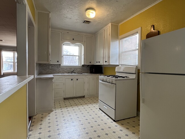 Kitchen - 2030 W Sherwood Ave