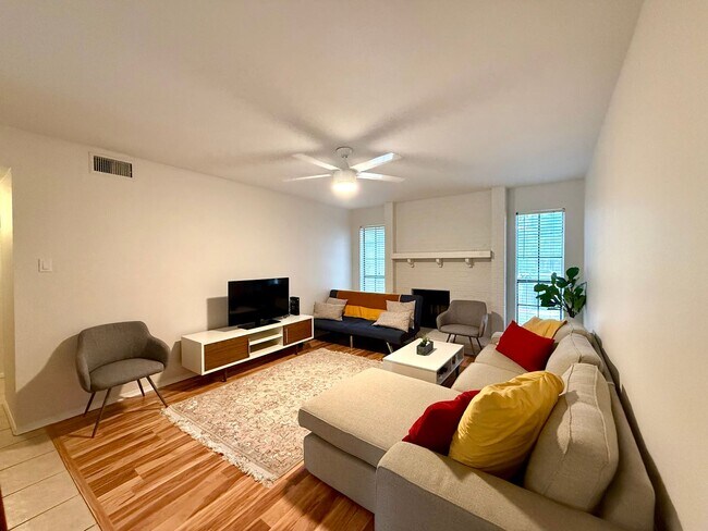 Building Photo - 2/2 Condo w/ Office Space!