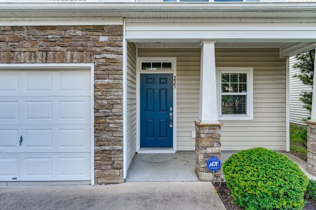 Foto del edificio - 223 Chestnut Oak Ln