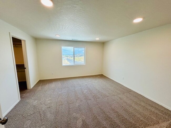 Building Photo - 3 Bedroom 2.5 Bathroom Townhome