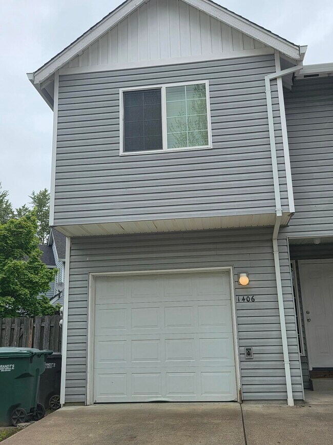 Foto del edificio - 1406 Falcon Loop