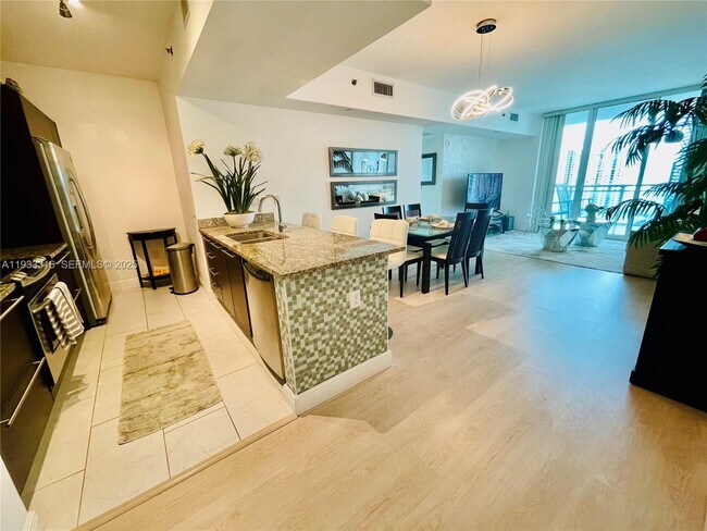 Building Photo - 950 Brickell Bay Dr