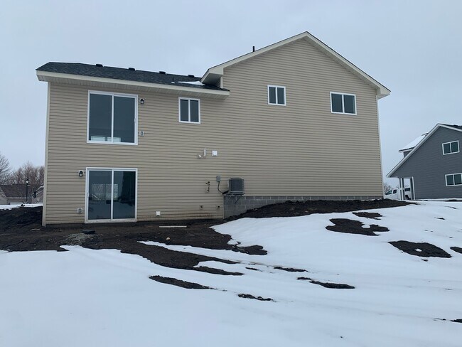 Building Photo - 2031 Willow Ct