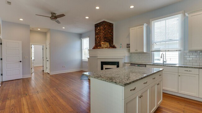 Building Photo - 3 Bedroom 3 Bath Apartment (October) Downt...