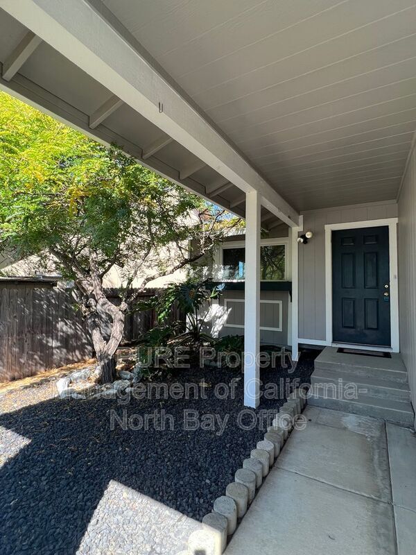 Building Photo - 1580 Gladstone Way