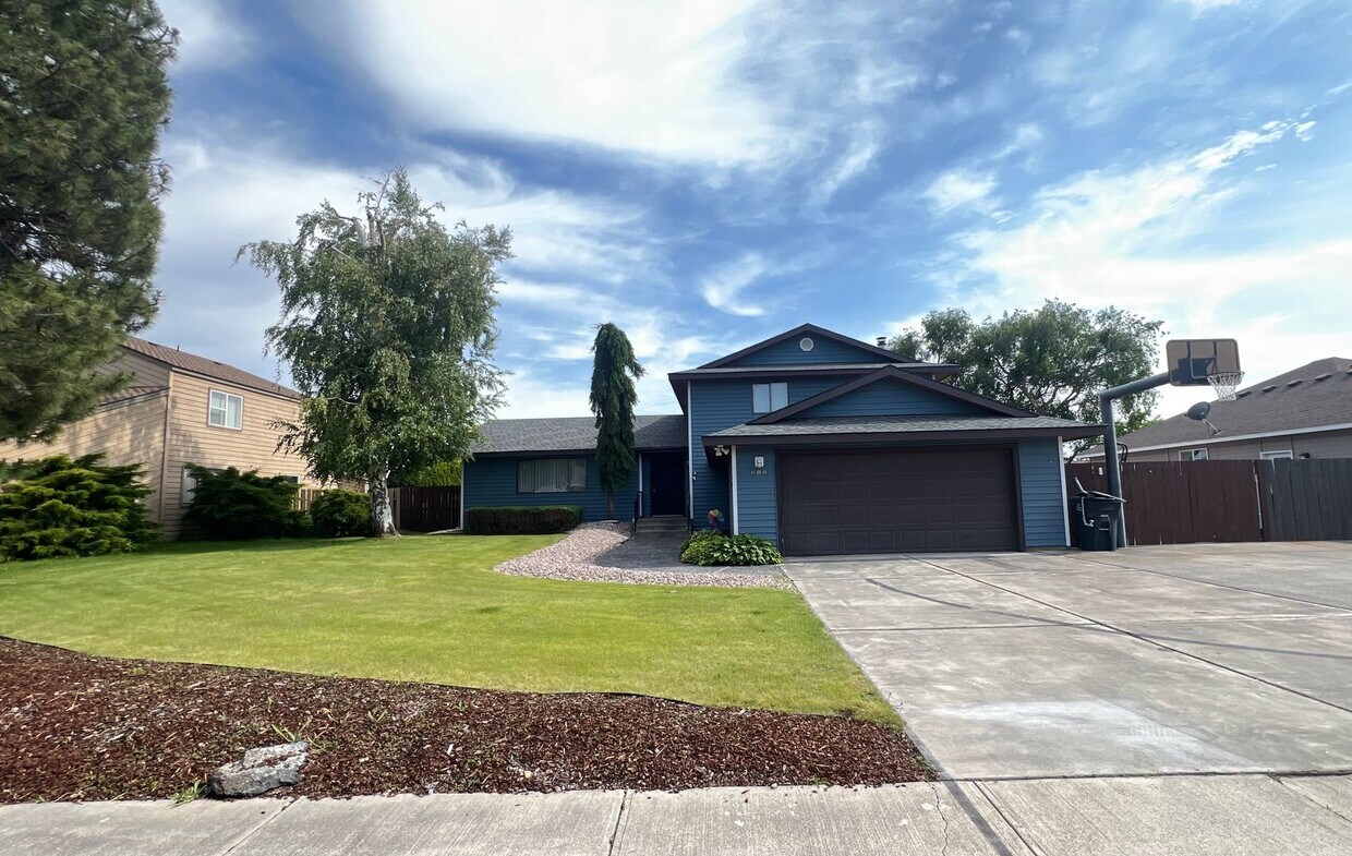 Primary Photo - Beautiful 4 Bedroom Home on the Lake