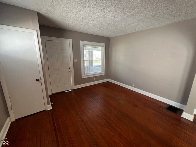 Building Photo - 896 N Gladstone Ave