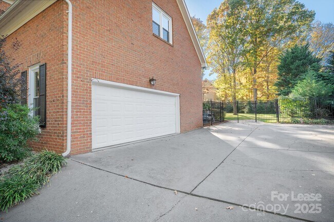 Foto del edificio - 16516 Plantation Woods Dr