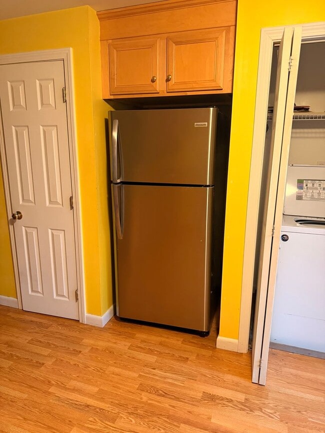 Building Photo - Downtown Kittery, walking distance to the Portsmouth Naval Shipyard!