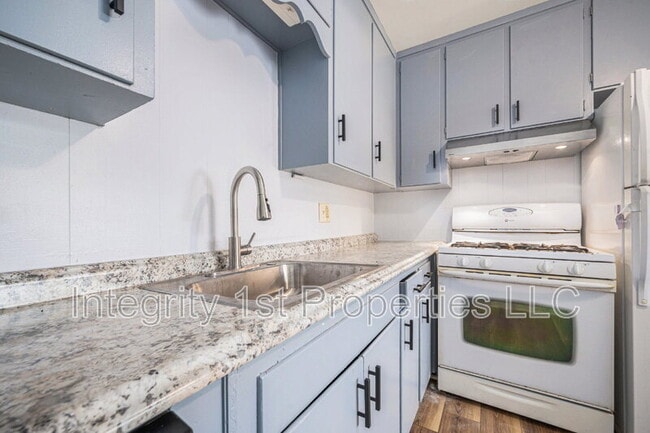 Building Photo - 4202 N Askew Ave