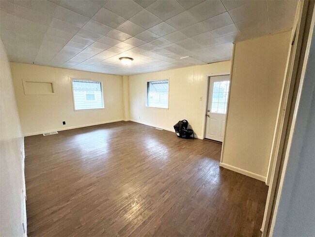 Foto del edificio - 414 E 7th-4 Bedroom Home