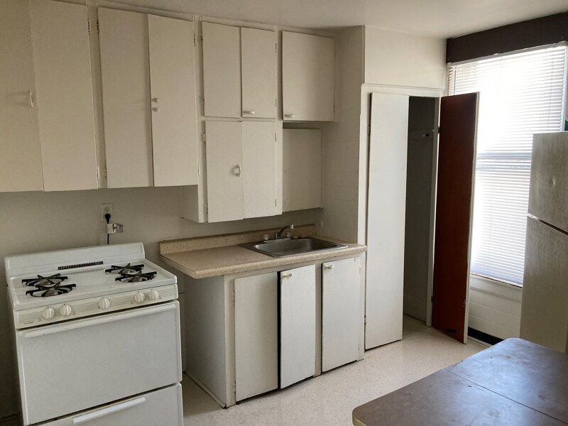 Building Photo - 3431 W Kilbourn Ave