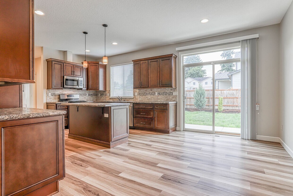 Foto principal - Spacious 4-Bedroom 3 Full Bathroom 2-Story...