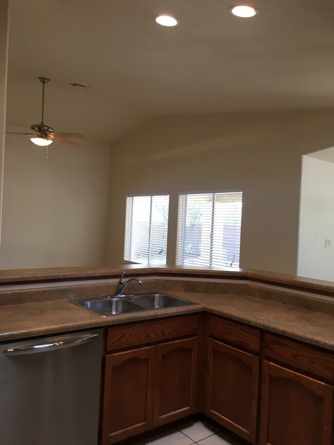 Foto del edificio - COMMUNITY POOL!