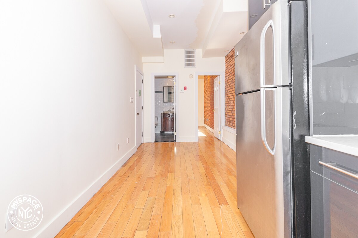 Primary Photo - 136 Kingsland Ave