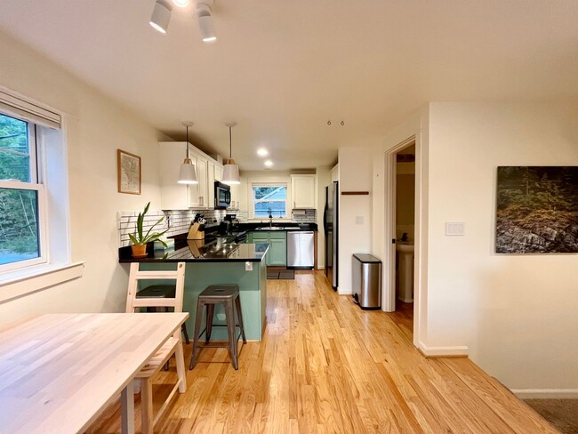 Foto del edificio - Light and Airy Townhome - Available Feb 15th