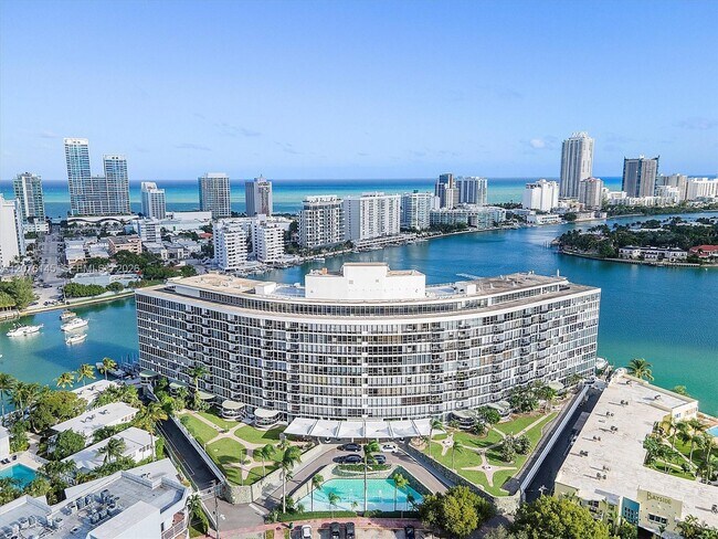 Foto del edificio - 900 Bay Dr