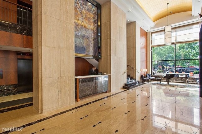 Foto del edificio - 11 W 66th St