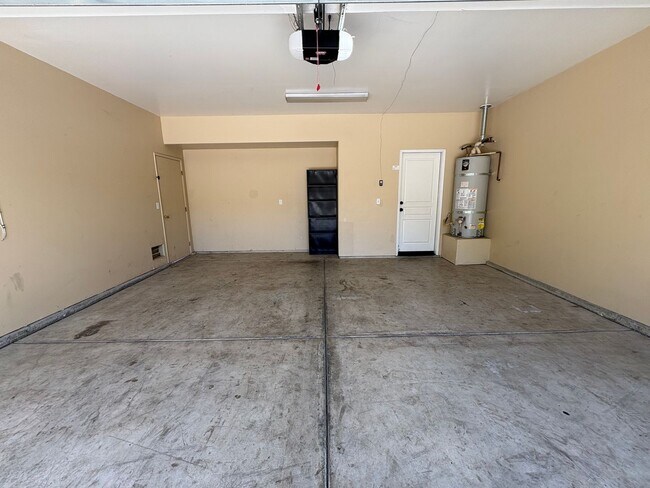 Foto del edificio - Two story home in SW Visalia available now!