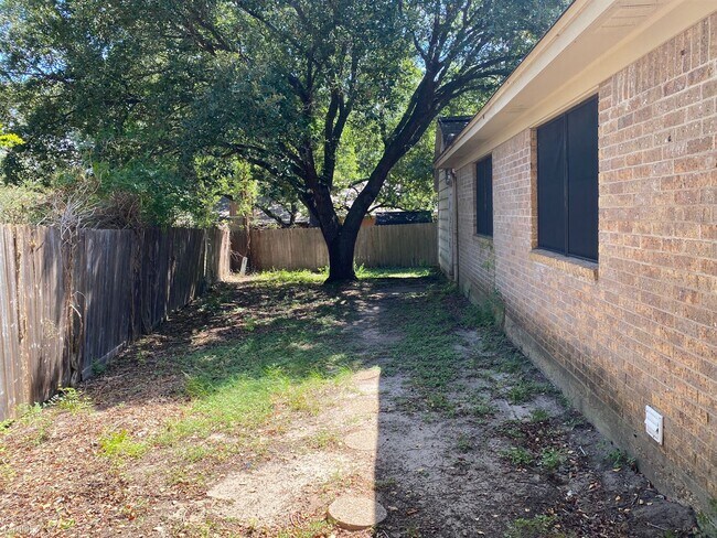 Building Photo - 2 br, 1.5 bath Duplex - 730 San Benito Dr ...